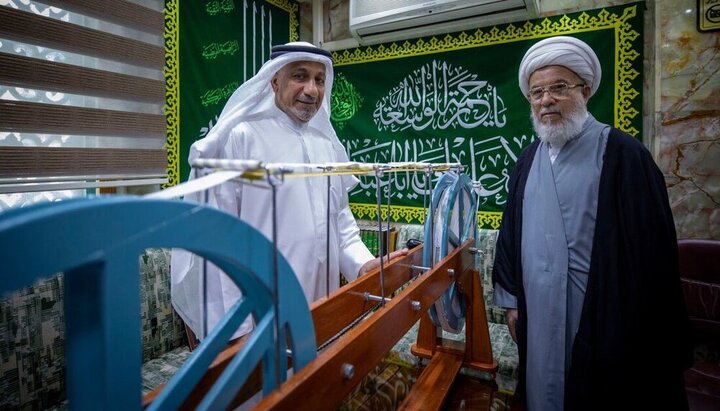 اهدای نسخه خطی ارزشمند به حرم امام حسین(ع) توسط شهروند بحرینی
