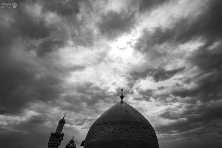 درخشش گنبد طلایی حرم امیرالمومنین علی(ع) در آسمان ابری نجف اشرف