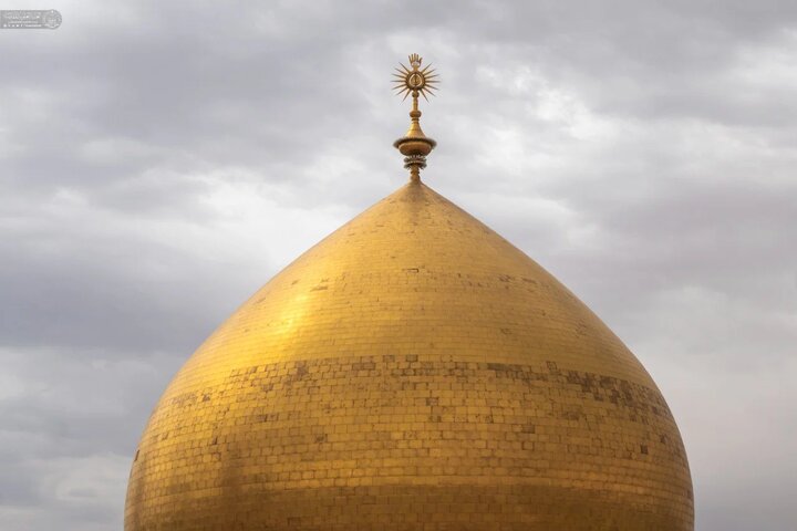 درخشش گنبد طلایی حرم امیرالمومنین علی(ع) در آسمان ابری نجف اشرف