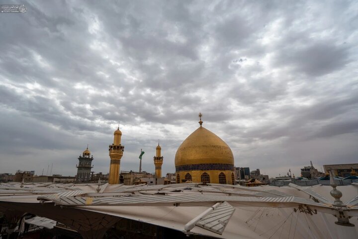 درخشش گنبد طلایی حرم امیرالمومنین علی(ع) در آسمان ابری نجف اشرف