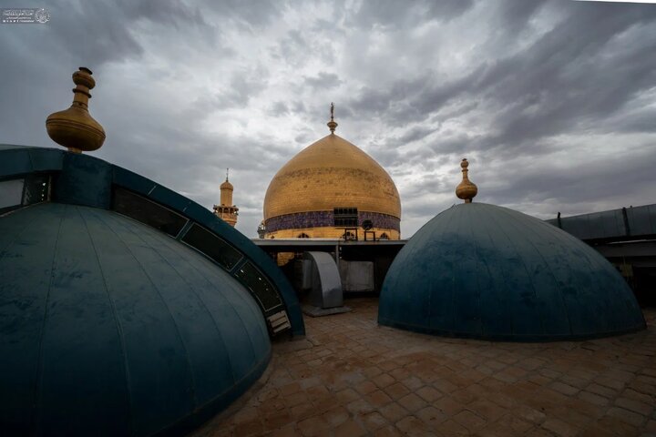 درخشش گنبد طلایی حرم امیرالمومنین علی(ع) در آسمان ابری نجف اشرف