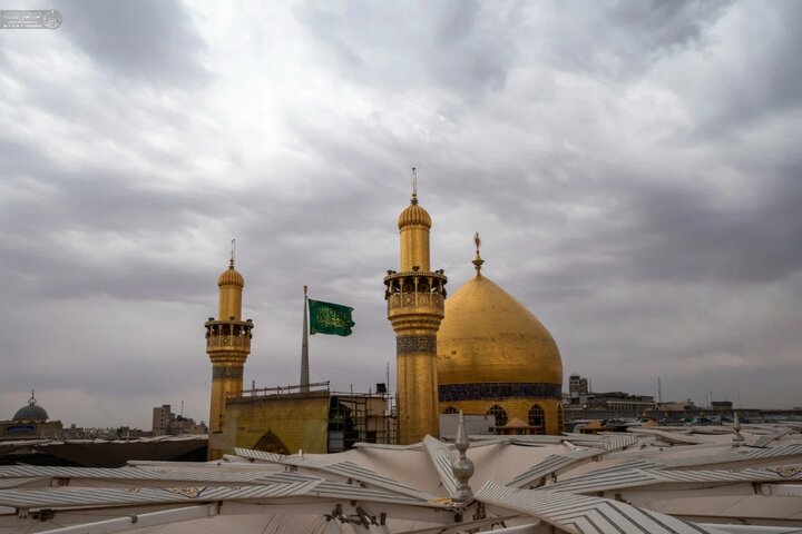 درخشش گنبد طلایی حرم امیرالمومنین علی(ع) در آسمان ابری نجف اشرف