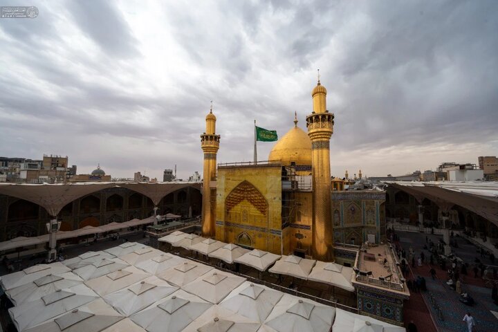 درخشش گنبد طلایی حرم امیرالمومنین علی(ع) در آسمان ابری نجف اشرف