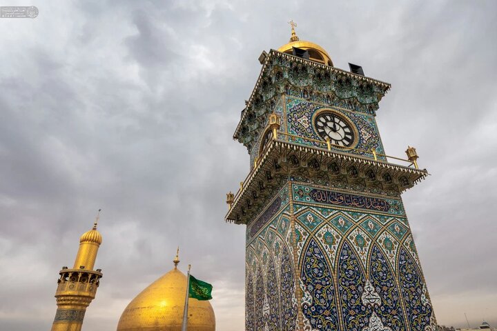 درخشش گنبد طلایی حرم امیرالمومنین علی(ع) در آسمان ابری نجف اشرف