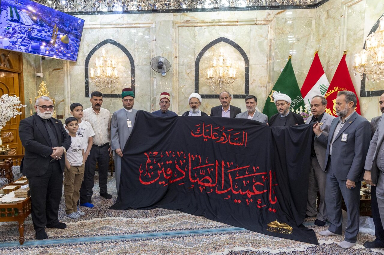 Al-Abbas holy shrine receives banner of mourning for Imam as-Sadeq from Kadhimiyah shrine