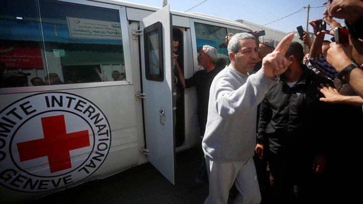 Photos: 10 Palestinians released from Israeli prisons
