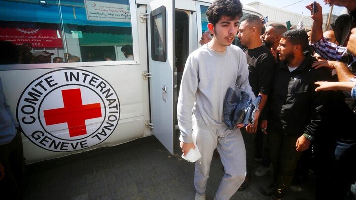 Photos: 10 Palestinians released from Israeli prisons