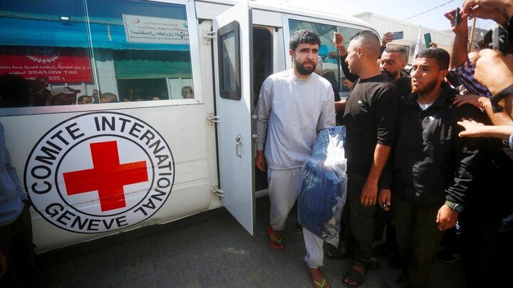 Photos: 10 Palestinians released from Israeli prisons