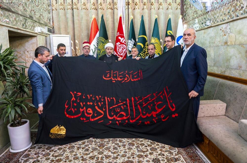 العتبة العلوية المقدسة تتسلّم راية الحزن لبدء مراسم العزاء بذكرى استشهاد الإمام الصادق (ع)