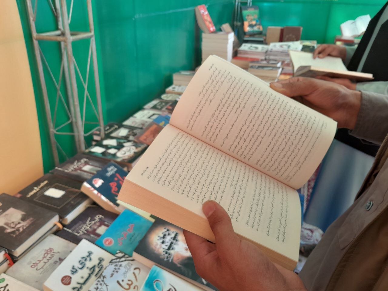 نمایشگاه کتاب ۵ روزه در کنار خیابان‌های هرات + تصاویر