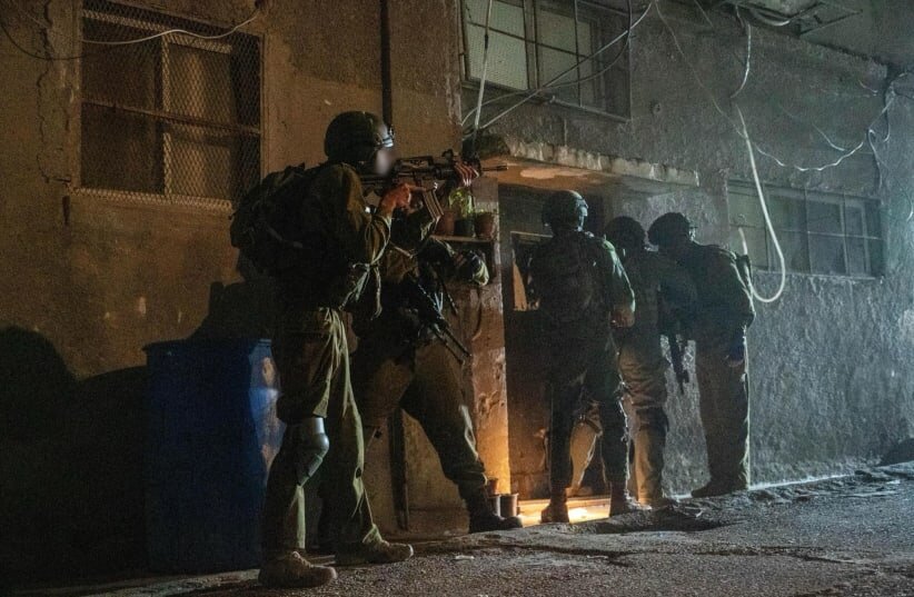 Israeli occupation forces raids homes, kidnaps several Palestinians in West Bank