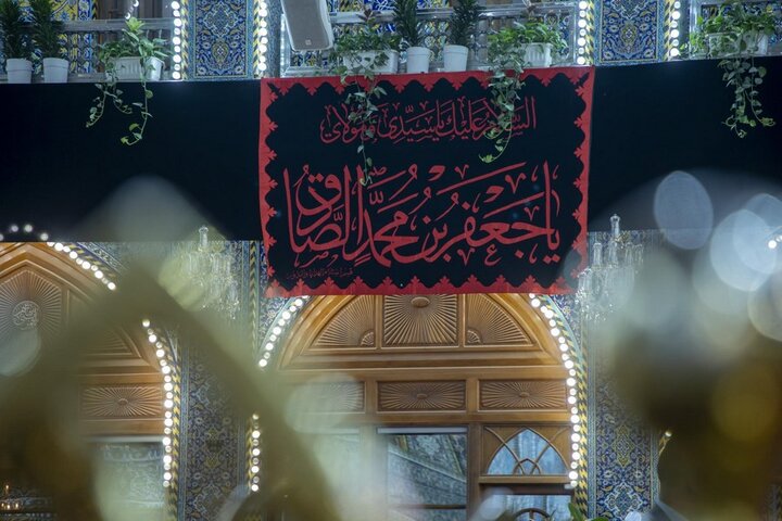 اتشاح بالسواد بذكرى شهادة الإمام جعفر الصادق (عليه السلام) في العتبة العباسية