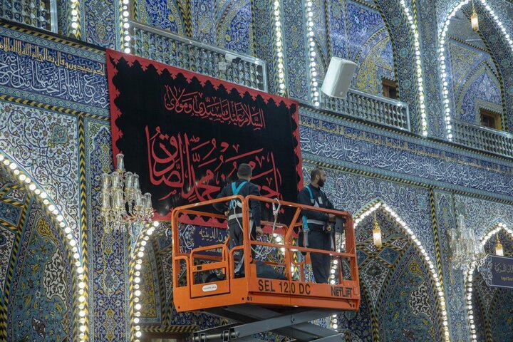 اتشاح بالسواد بذكرى شهادة الإمام جعفر الصادق (عليه السلام) في العتبة العباسية