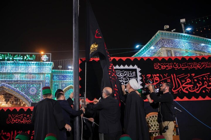 مراسم برافراشتن پرچم عزا در حرم حضرت عباس(ع)