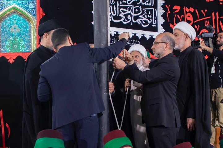 مراسم برافراشتن پرچم عزا در حرم حضرت عباس(ع)