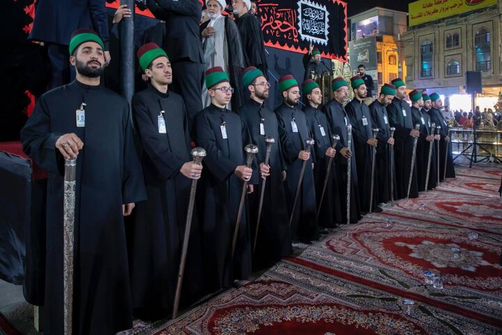 مراسم برافراشتن پرچم عزا در حرم حضرت عباس(ع)