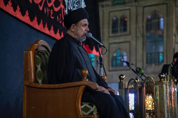 مراسم برافراشتن پرچم عزا در حرم حضرت عباس(ع)