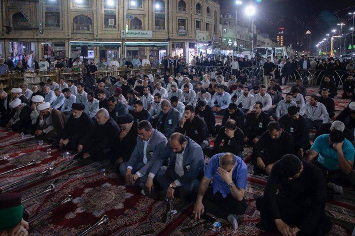 مراسم برافراشتن پرچم عزا در حرم حضرت عباس(ع)