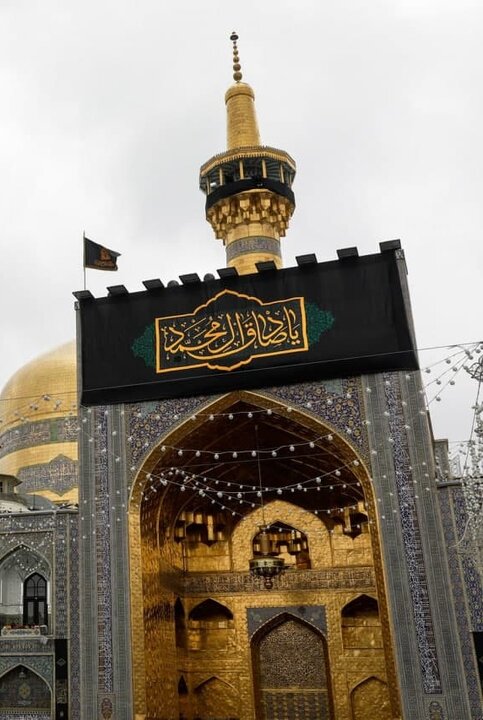 ویدیو | نصب کتیبه شهادت امام صادق(ع) در ایوان طلای حرم رضوی