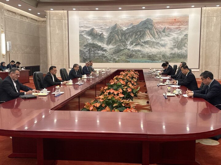 لتعزيز العلاقات بين إيران والصين.. لقاء يجمع وزير الخارجية الايراني والنائب الأول لرئيس وزراء الصين