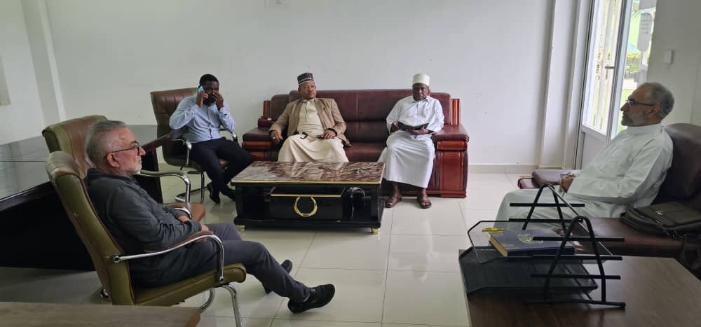 Dr. Ali Taqavi, Mwakilishi wa Jamiat Al-Mustafa (s)Tanzania, akiambatana na Sheikh Dr. Alhad Mussa Salum watembelea uwanja wa Michezo Zanzibar + Picha