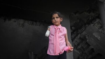 "Wêneya Nûçeyê | Keça Filistînî ya biçûk ku bi tenê destê xwe jiyanê digire."