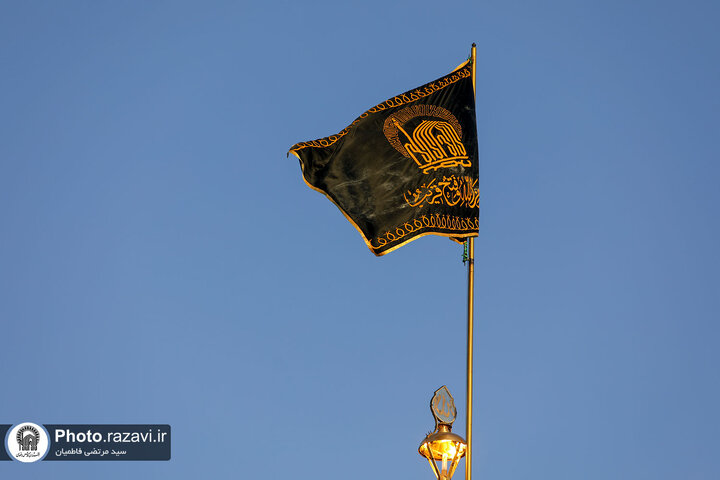 تقرير مصور/ رفع راية الحزن على قبة الإمام الرضا (ع) بمناسبة شهادة الإمام الصادق (ع)