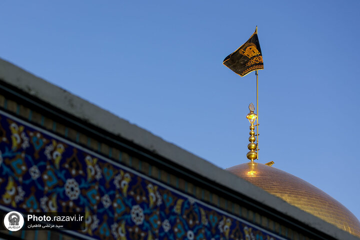 تقرير مصور/ رفع راية الحزن على قبة الإمام الرضا (ع) بمناسبة شهادة الإمام الصادق (ع)