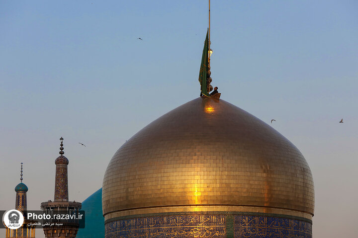 تقرير مصور/ رفع راية الحزن على قبة الإمام الرضا (ع) بمناسبة شهادة الإمام الصادق (ع)