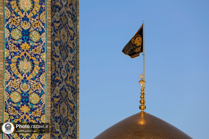 تقرير مصور/ رفع راية الحزن على قبة الإمام الرضا (ع) بمناسبة شهادة الإمام الصادق (ع)