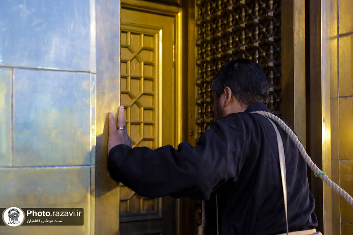 تقرير مصور/ رفع راية الحزن على قبة الإمام الرضا (ع) بمناسبة شهادة الإمام الصادق (ع)