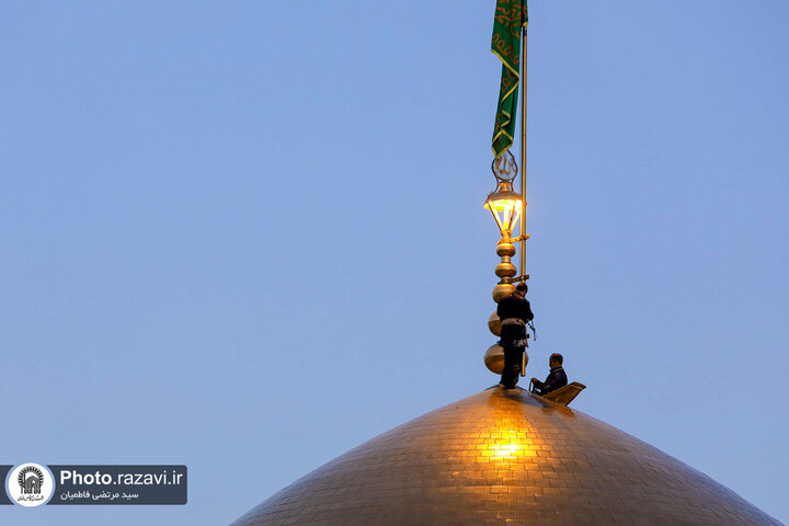 تقرير مصور/ رفع راية الحزن على قبة الإمام الرضا (ع) بمناسبة شهادة الإمام الصادق (ع)