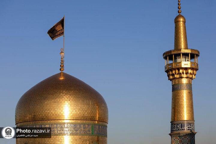 تقرير مصور/ رفع راية الحزن على قبة الإمام الرضا (ع) بمناسبة شهادة الإمام الصادق (ع)