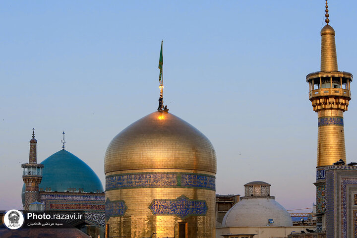 تقرير مصور/ رفع راية الحزن على قبة الإمام الرضا (ع) بمناسبة شهادة الإمام الصادق (ع)