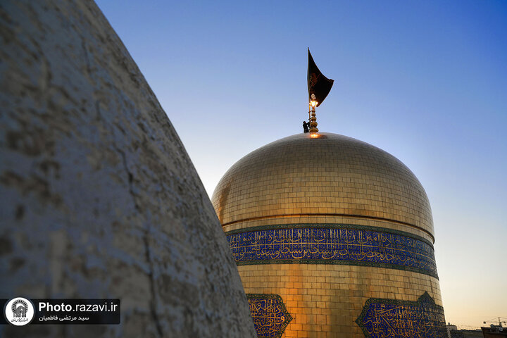 تقرير مصور/ رفع راية الحزن على قبة الإمام الرضا (ع) بمناسبة شهادة الإمام الصادق (ع)