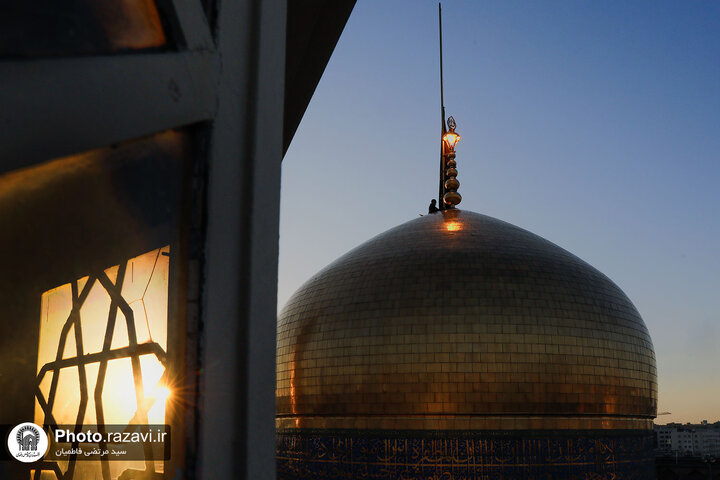 تقرير مصور/ رفع راية الحزن على قبة الإمام الرضا (ع) بمناسبة شهادة الإمام الصادق (ع)