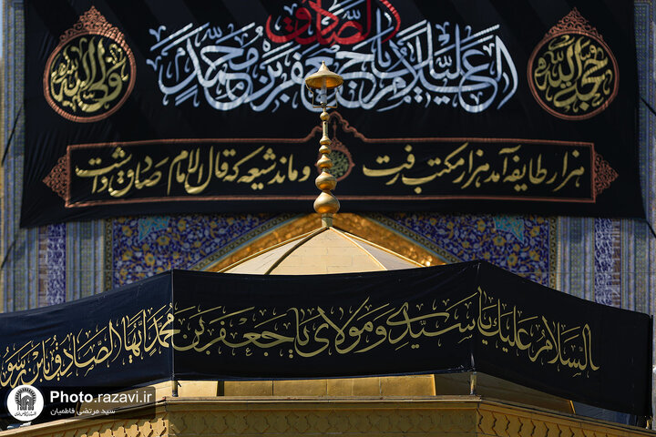 تقرير مصور/ رفع راية الحزن على قبة الإمام الرضا (ع) بمناسبة شهادة الإمام الصادق (ع)