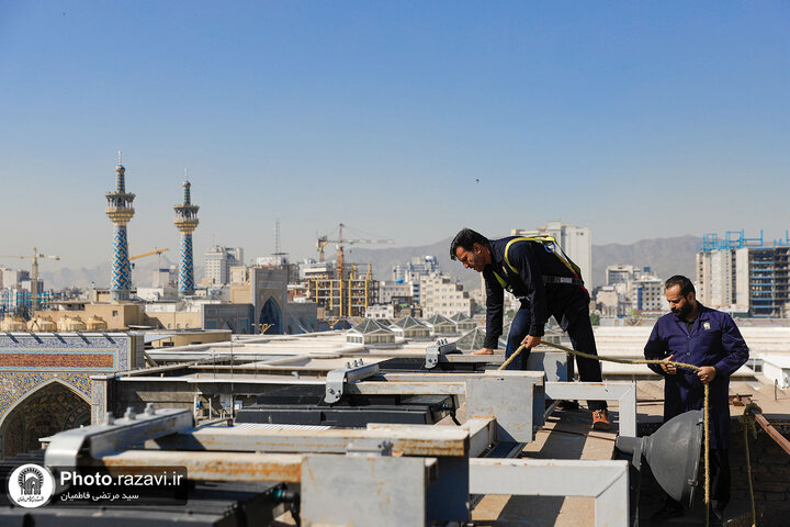 تقرير مصور/ رفع راية الحزن على قبة الإمام الرضا (ع) بمناسبة شهادة الإمام الصادق (ع)