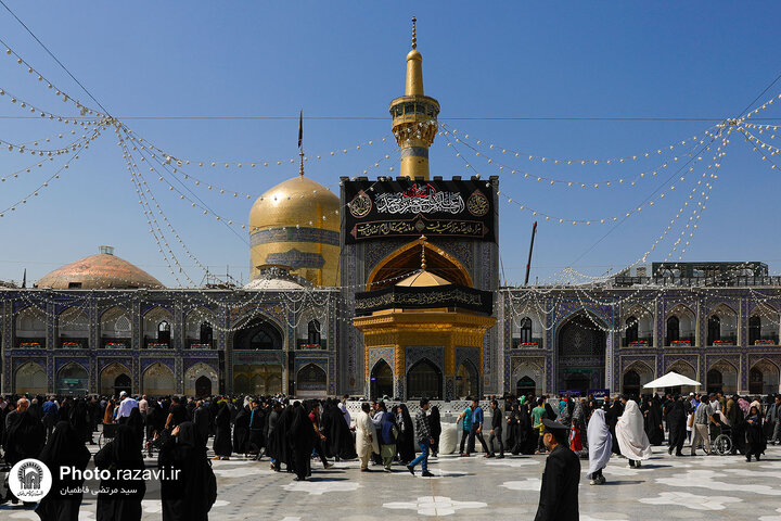 تقرير مصور/ رفع راية الحزن على قبة الإمام الرضا (ع) بمناسبة شهادة الإمام الصادق (ع)