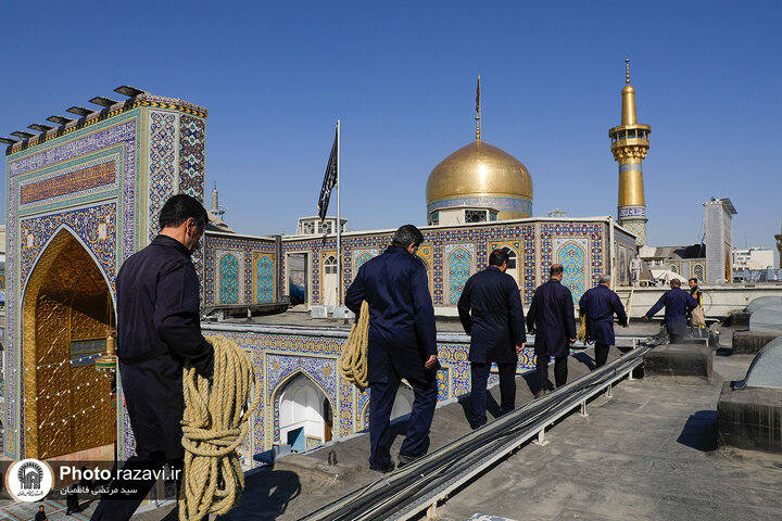 تقرير مصور/ رفع راية الحزن على قبة الإمام الرضا (ع) بمناسبة شهادة الإمام الصادق (ع)