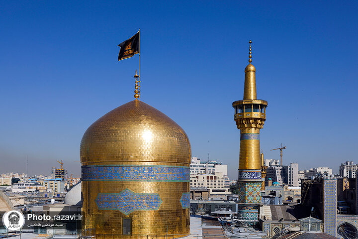 تقرير مصور/ رفع راية الحزن على قبة الإمام الرضا (ع) بمناسبة شهادة الإمام الصادق (ع)