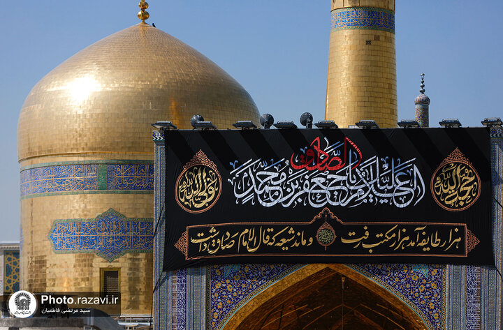 تقرير مصور/ رفع راية الحزن على قبة الإمام الرضا (ع) بمناسبة شهادة الإمام الصادق (ع)