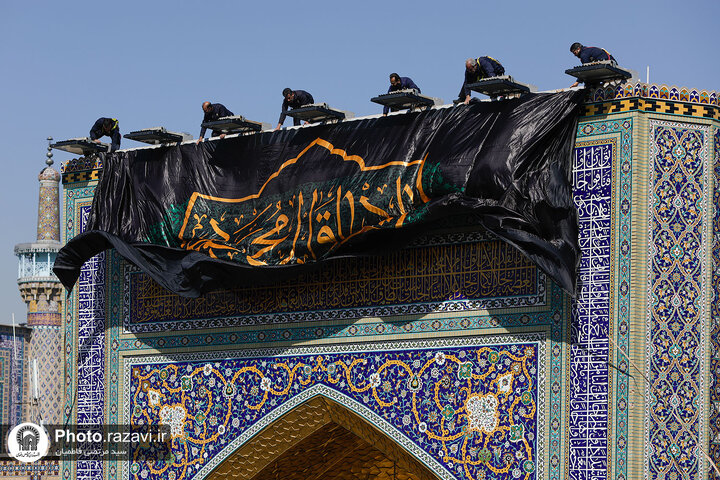 تقرير مصور/ رفع راية الحزن على قبة الإمام الرضا (ع) بمناسبة شهادة الإمام الصادق (ع)