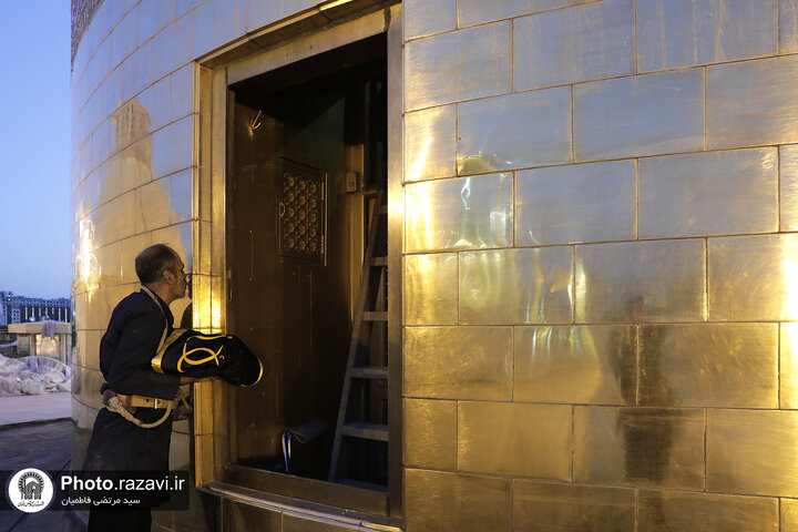 تقرير مصور/ رفع راية الحزن على قبة الإمام الرضا (ع) بمناسبة شهادة الإمام الصادق (ع)