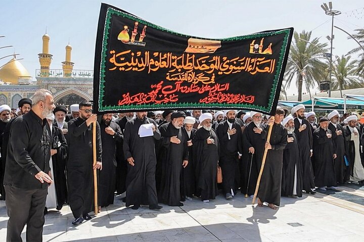 تنظيم موكب عزاء لطلبة العلوم الدينية في كربلاء بذكرى شهادة الإمام الصادق (ع)