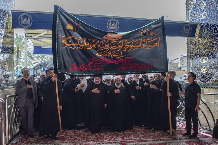 تنظيم موكب عزاء لطلبة العلوم الدينية في كربلاء بذكرى شهادة الإمام الصادق (ع)