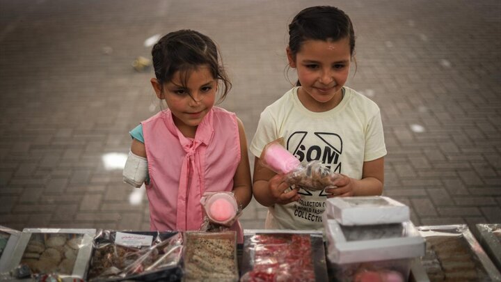 دختربچه فلسطینی که با یک دست به زندگی چنگ می‌زند