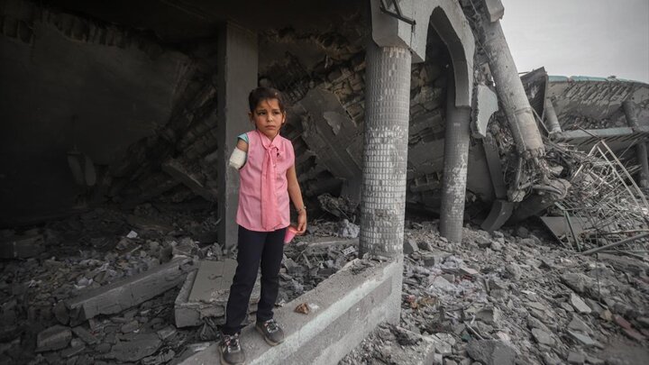 دختربچه فلسطینی که با یک دست به زندگی چنگ می‌زند