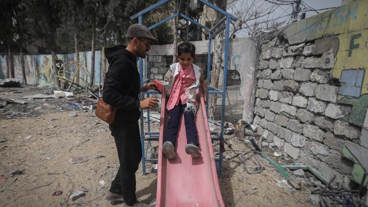 دختربچه فلسطینی که با یک دست به زندگی چنگ می‌زند