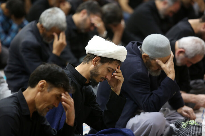 گزارش تصویری | عزاداری زائران حرم بانوی کرامت در ظهر شهادت امام صادق (ع)